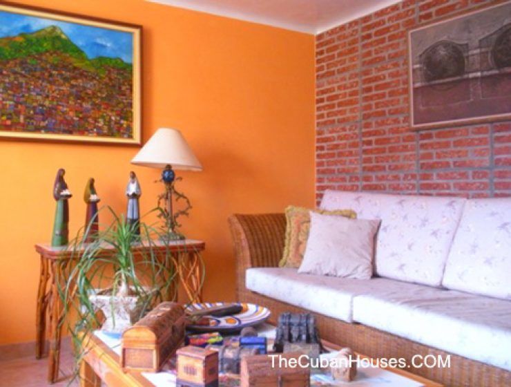 Casa Villa Florez en Vedado, 3 habitaciones con patio y garaje