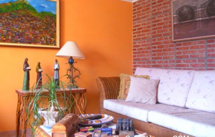 Villa Florez House in Vedado, 3 rooms with patio and garage
