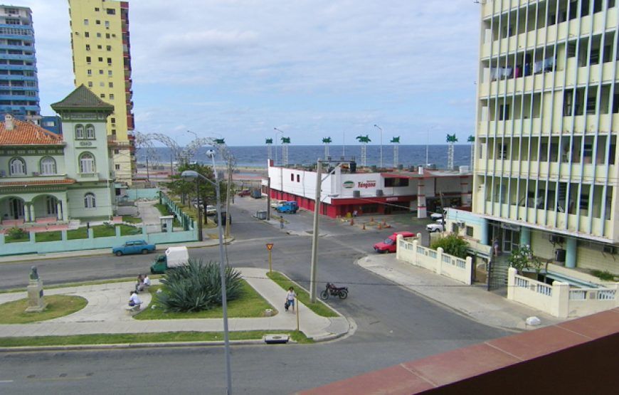 Adrián´s House in Vedado, 1 room with sight to the sea.