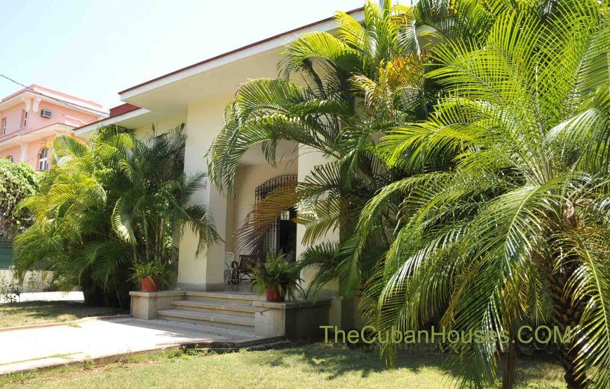 Miriam Esquivel House in Miramar, 3 rooms with garden