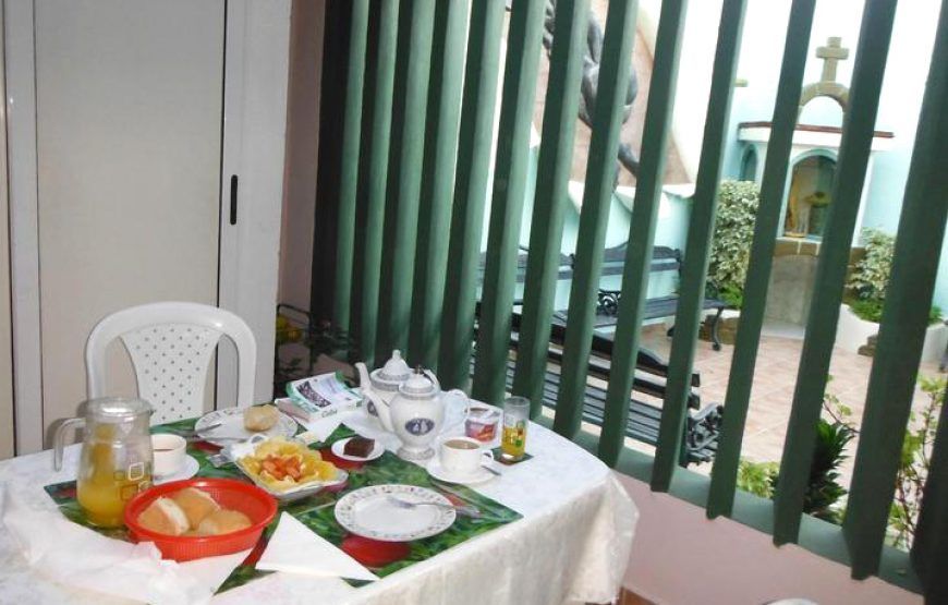 Maison Hostal La Verde à Cienfuegos, 3 chambres avec terrasse.