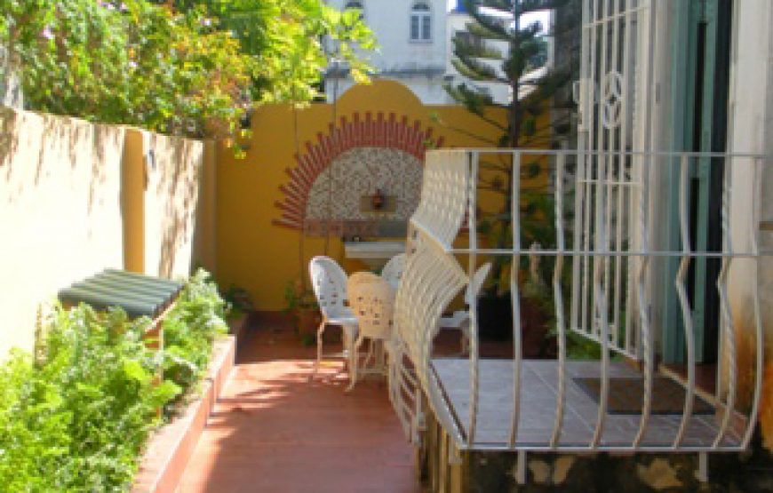 Villa Florez House in Vedado, 3 rooms with patio and garage