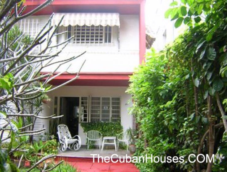 Star House in Vedado, 2 air-conditioned rooms with terrace.
