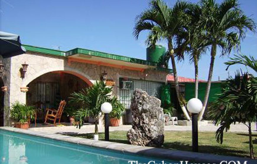 Casa Valia y Carlos en playa Guanabo, 4 cuartos con piscina y ranchón