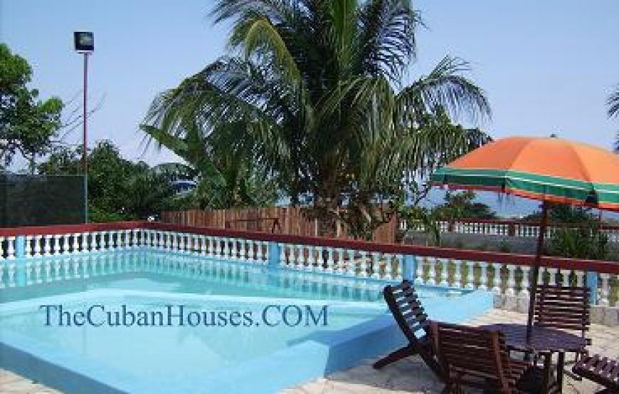 Casa Villa Margarita en playa Guanabo, 4 cuartos con piscina y ranchón