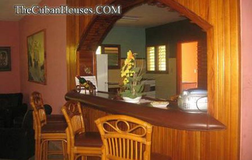 Carlos and Nery House in Guanabo, 3 rooms with pool and rancho.