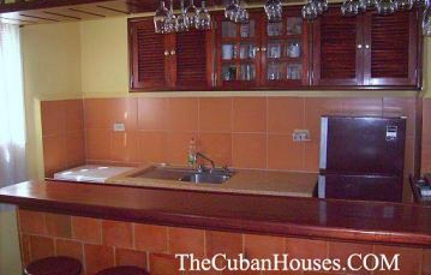 Mayra House in Vedado, 3 rooms with terrace near 23rd Street.