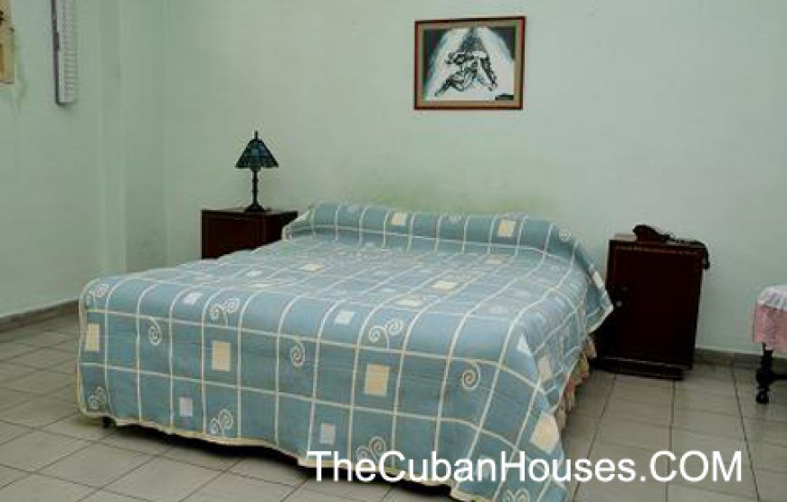Clara House in Vedado, 3 rooms facing the Havana seawall.