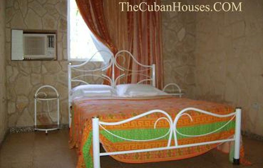 Villa Margarita House in Guanabo beach, 4 rooms with pool and ranchón