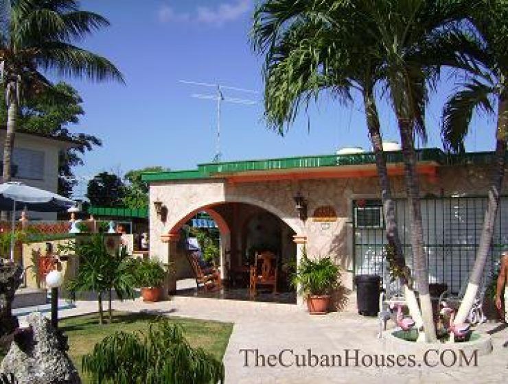 Valia and Carlos House in Guanabo beach, 4 rooms with pool and ranchón