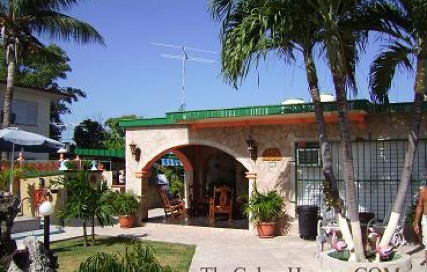 Casa Valia y Carlos en playa Guanabo, 4 cuartos con piscina y ranchón