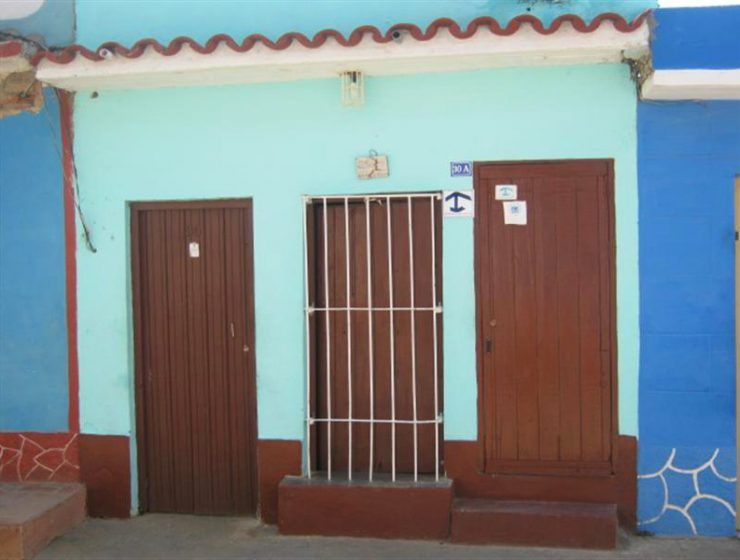 Casa Yanara en Trinidad, una habitación con terraza con vista al mar.
