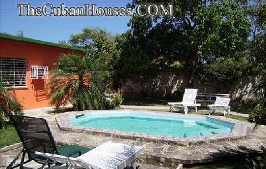 Carlos and Nery House in Guanabo, 3 rooms with pool and rancho.