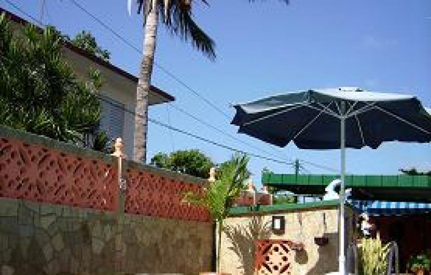 Valia and Carlos House in Guanabo beach, 4 rooms with pool and ranchón
