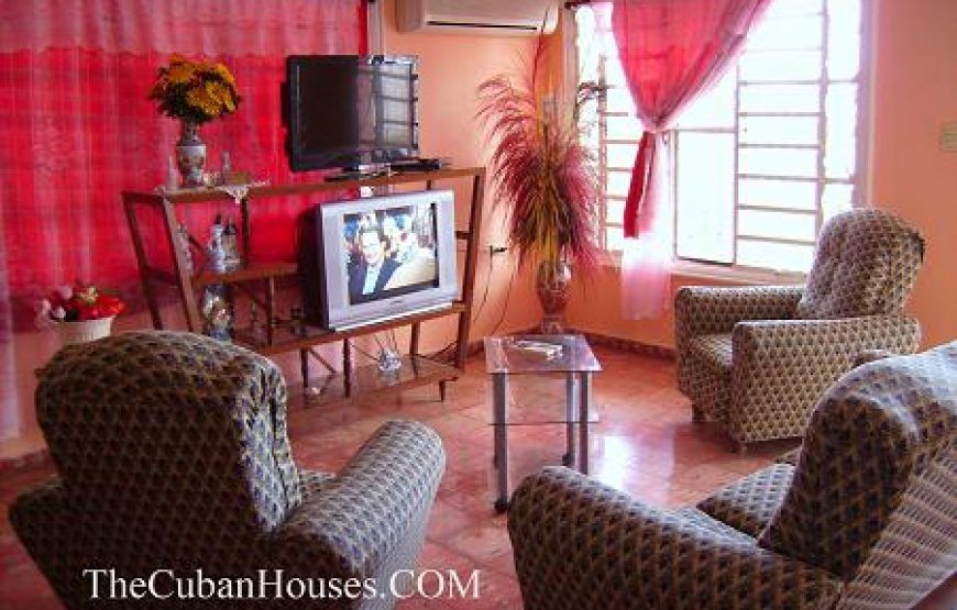 Casa Dania en playa Guanabo, 3 habitaciones con piscina