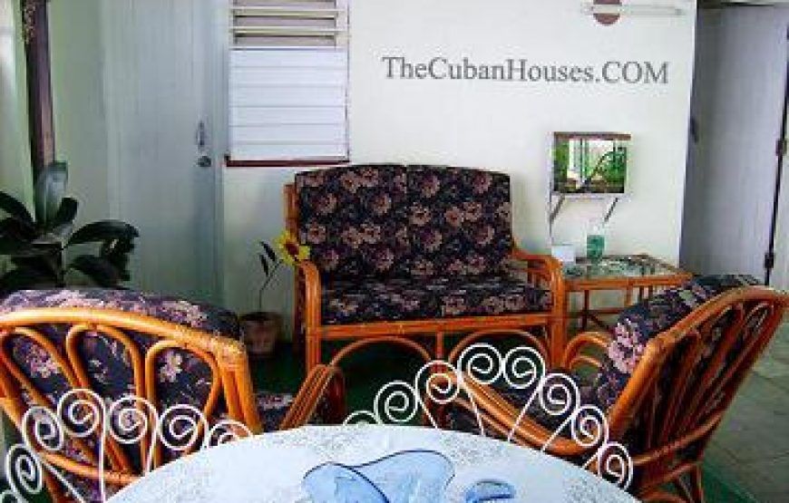Mayra House in Vedado, 3 rooms with terrace near 23rd Street.