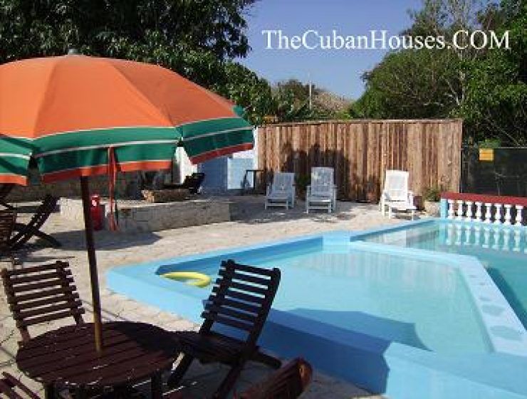 Casa Villa Margarita en playa Guanabo, 4 cuartos con piscina y ranchón