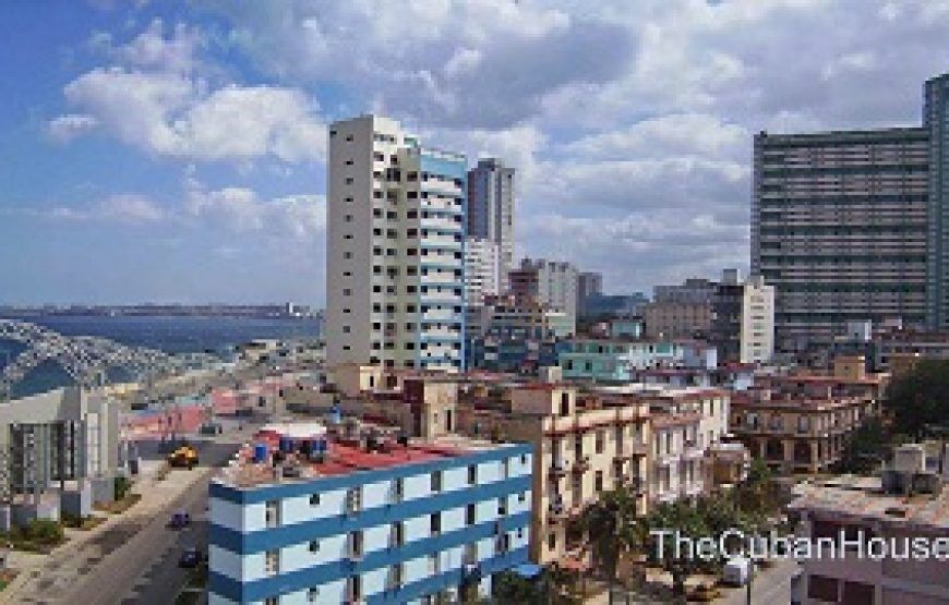 Peter House in Vedado, 1 room overlooking the sea and the boardwalk