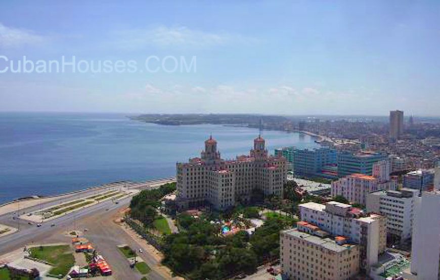 Cristina House in Vedado, 3 rooms with sea view.