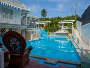 Hostal La Pimienta en Playa Boca Ciega. Con hermosa piscina