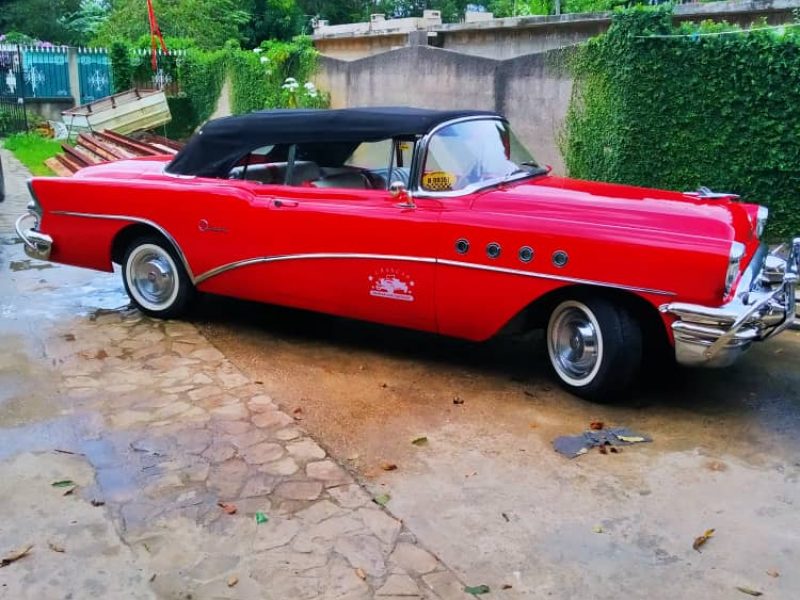 Buick classique décapotable car de l’année 1955, propriétaire Vladimir