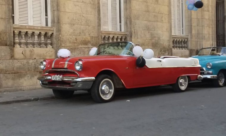 Auto Pontiak del año 1955, propietario Darian.