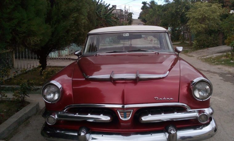 Voiture Dodge classique de l’année 1956, propriétaire Andrés.. Havana-Viñales