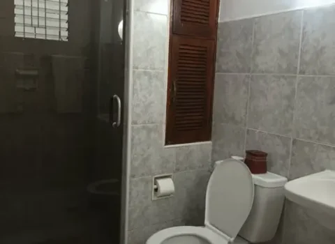 casa-ibis-y-daniel-vedado-habana-bano