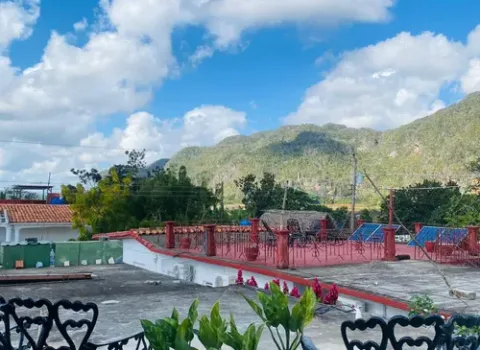 casa-laura-vinales-terraza
