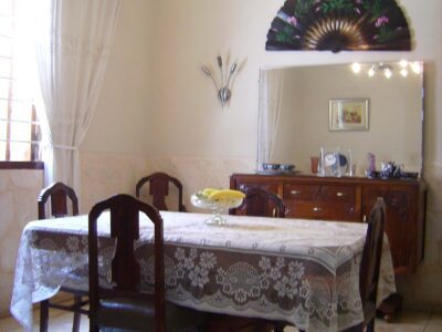 Home Aide in Miramar, 4 rooms with a garden, porch, and garage