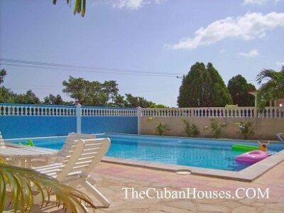 Casa Lidia en playa Guanabo, 3 habitaciones con piscina y ranchón