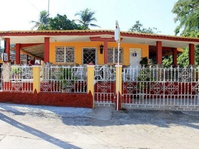 Casa Elsa y Juan en Playa Ancon. Hostal cerca del mar