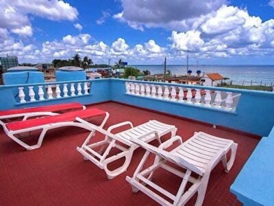 Casa Costa Azul en Playa Larga, Cuba. Terraza con vista al mar