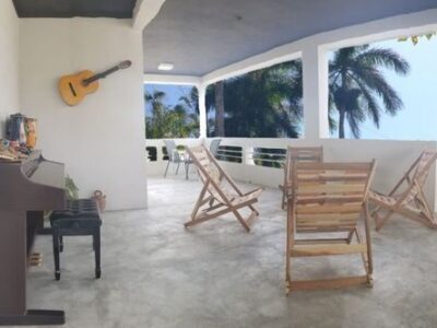Hostal Melody en Playa Larga, Cuba. Casa con tres habitaciones y amplia terraza