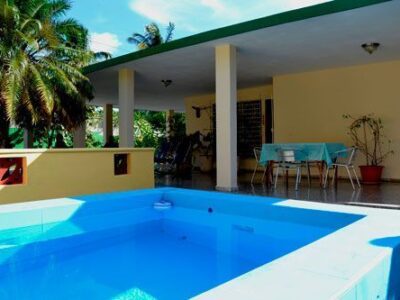 Aneivis House in Guanabo beach, Havana. Accommodation with pool