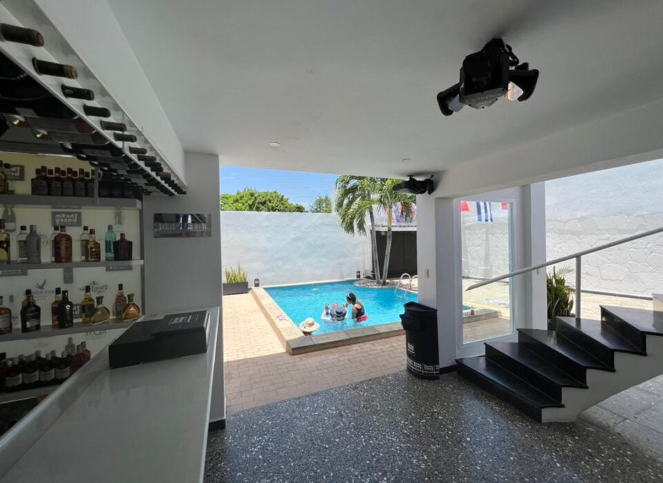 casa-para-fiesta-black-and-white-bar