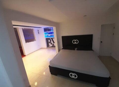 casa-para-fiesta-black-and-white-habitacion