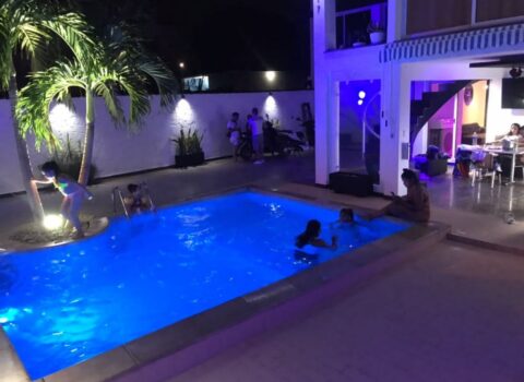 casa-para-fiesta-black-and-white-piscina