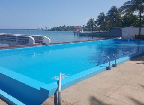 piscina-casa-al-canal-santa-fe-la-habana
